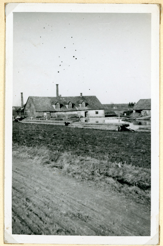 Vaade külateelt tundmatule hoonele [saekaater?]