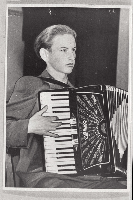 Võru Laste Muusikakooli parim lõpetaja Oivo Rein esinemas.