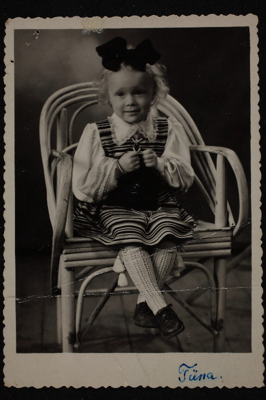 Väike tüdruk [Tiina] fotoportreel