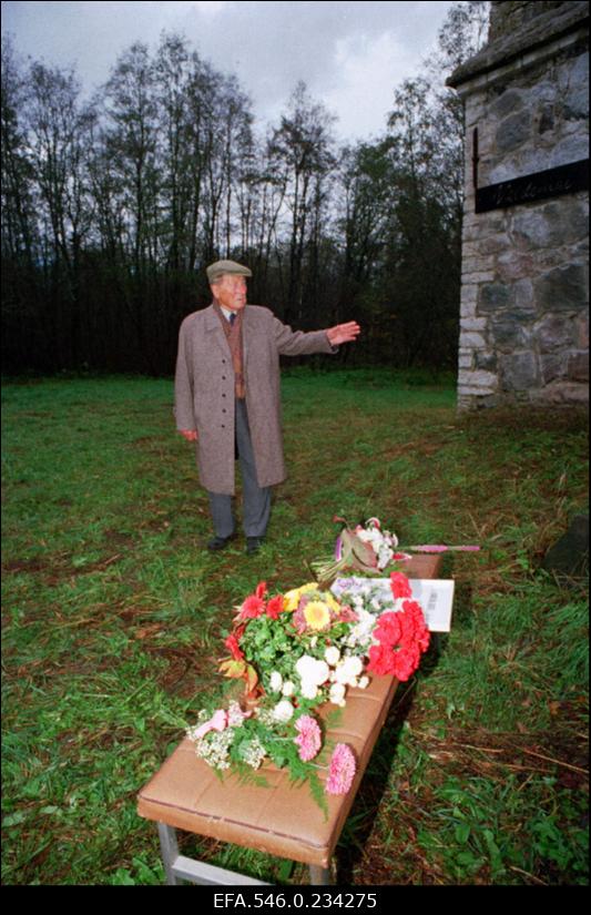 Mälestustahvli avamine Pallaslase Valdemar Väli mälestuseks (sünd.1909) Läänemaal Kullamaa vallas endisest tööstushoonest ainsana tänapäeva jõudnud paekivikorstnale. Kohal on ka kunstnik ise.