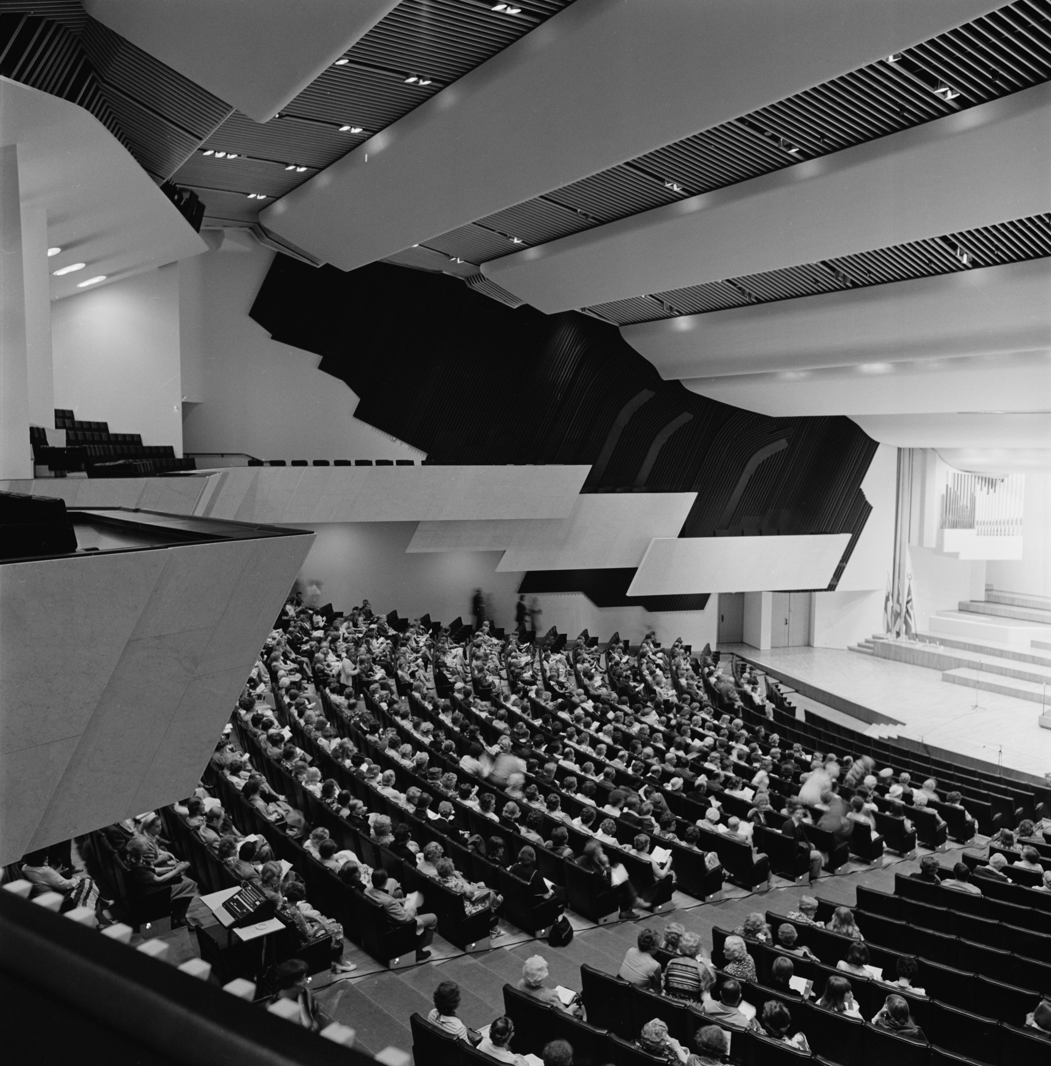 {'fi': 'Finlandia-talo, konserttisali', '_type': 'lang'} - Finlandia-talo, konserttisali. Arkkitehti Alvar Aalto, valmistunut 1971. Yleisöä kuoron konsertissa. -- negatiivi 2 kpl, filmi, mv
