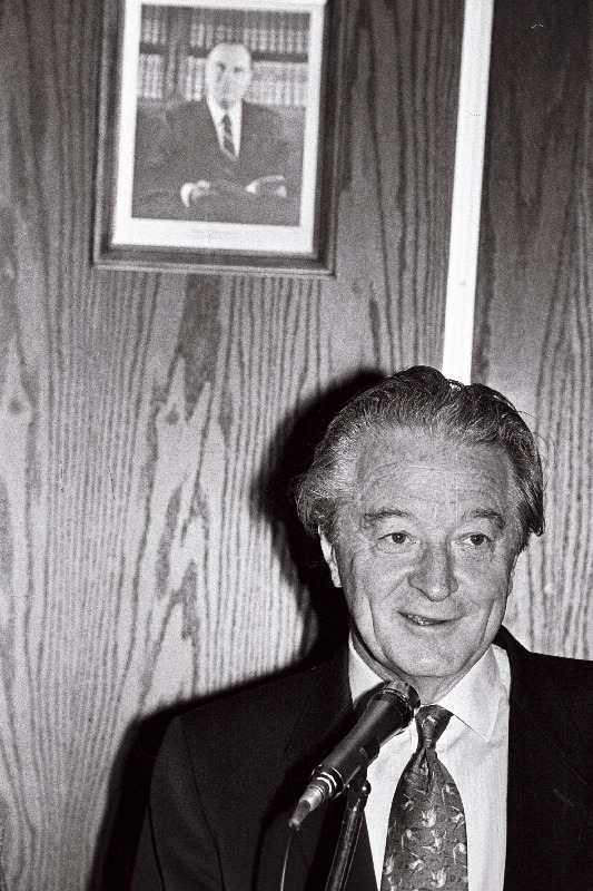 Roland Dumas Prantsuse saatkonna avamisel L. Meriga šampusega.