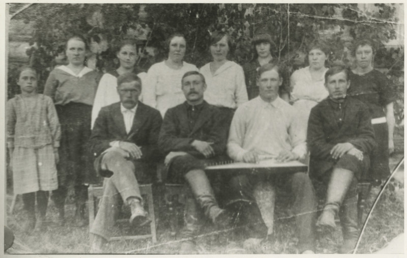 Siberi eestlased Lifländski külas grupp külanoori aktiviste isetegevuslasi(laulu, tantsu ja mänguringidest) osavõtjaid