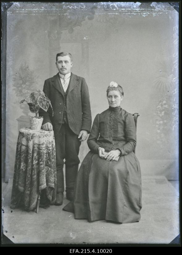 Naine noormehega, (foto tellija Ariwa [Ariva]).