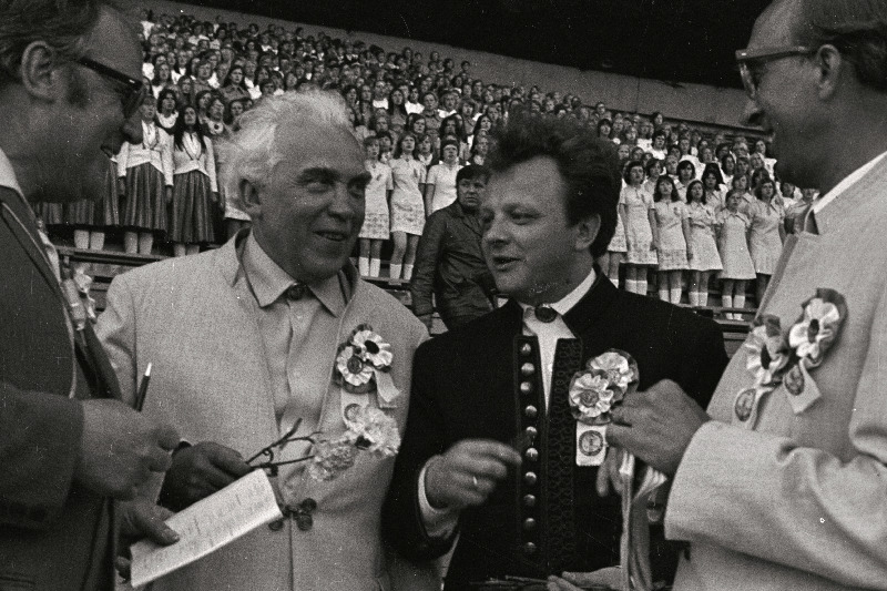 Dirigendid Aksel Pajupuu (paremalt), Ants Üleoja ja Gustav Ernesaks laulupeol.