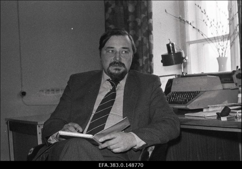 Eesti NSV Kultuurifondi Põhja-Eesti volinik Arvo Alas ajalehe Punane Täht toimetuses.