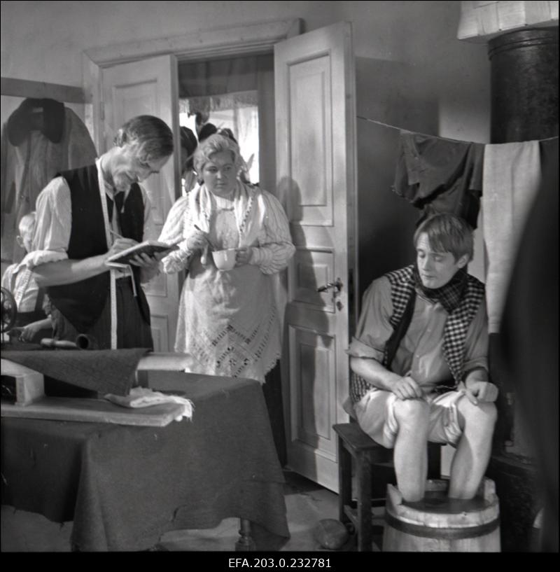 Kaader Tallinnfilmi mängufilmist "Suvi". Bruno Benno Bernhardi osas Marco Meelimäe, papa Kiire osas Ervin Abel, Katarina Rosalie osas Malli Vällik, Jorh Adniel Kiire osas Margus Lepa.