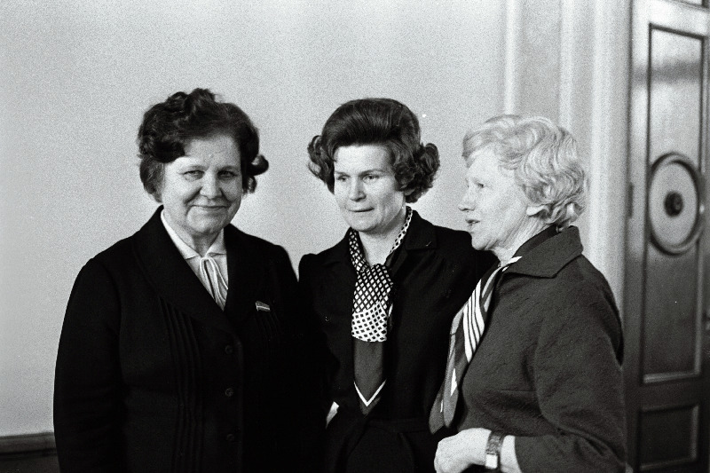 Kosmonaut Valentina Nikolajeva Tereškova (keskel), ENSV Ülemnõukogu Presiidiumi esimehe asetäitja Meta Vannas (vasakul) ja Nõukogude Rahufondi Kaastöökomisjoni esimees Olga Lauristin vestlemas.