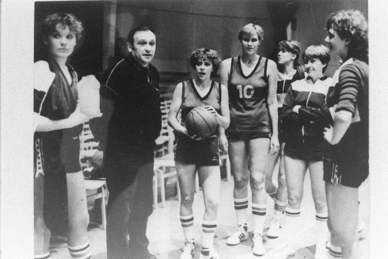 Tartu Riikliku Ülikooli korvpallinaiskond treeningul. Vasakult: Anne Hinnobert, vanemtreener Arnold Selge, Sirje Kikas, Inna Saad, Kai Lass, Olga Demjanenko ja Lea Kiis.