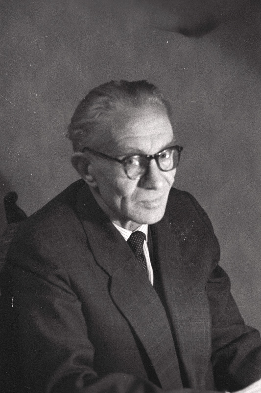 Tiitus, Romulus, Eesti NSV teeneline kunstnik - karikaturist ja vestekirjanik.