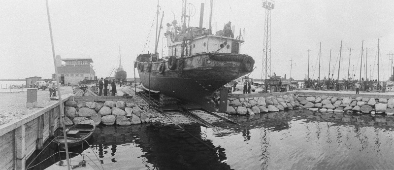 Laeva remontimine "Saare Kaluri" kolhoosi laevaremonditöökoja dokis.