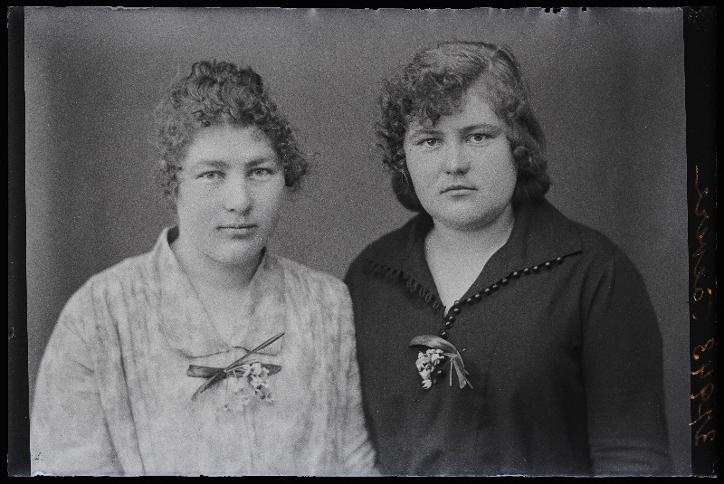 Kaks naist, (foto tellija Taevere).