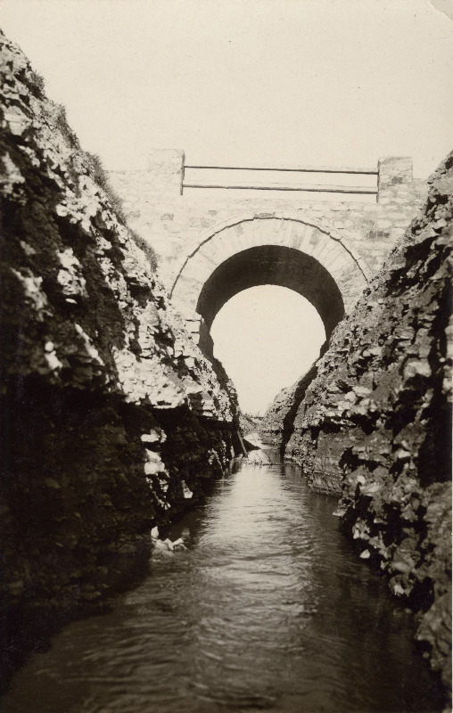 Kraav vee väljajuhtimiseks Riigi Põlevkivitööstuse Kukruse põlevkivikaevandusest.