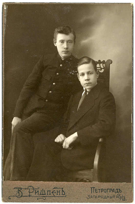 Kaks tundmatut noormeest. Fotoportree