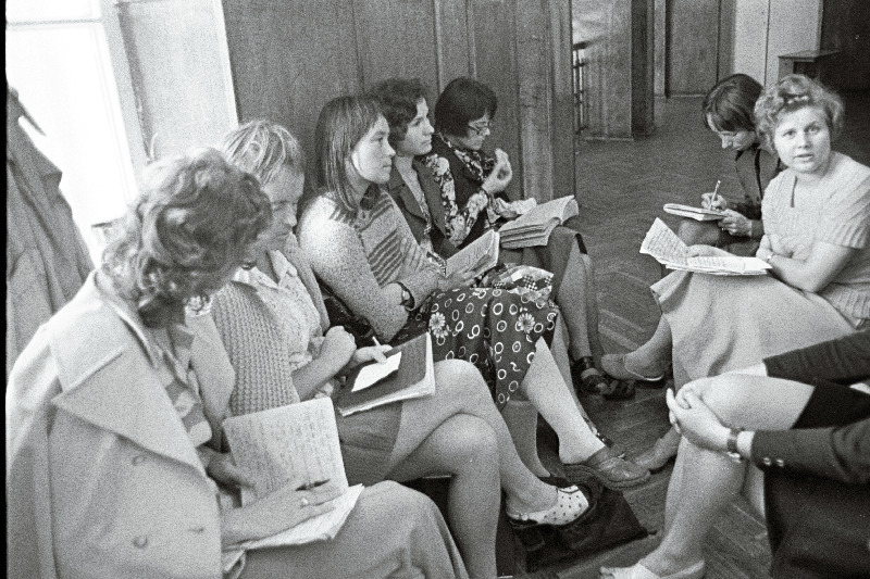 E. Vilde nimelise Tallinna Pedagoogilise Instituudi inglise ja saksa keele neljanda kursuse    üliõpilased eksami ukse taga.