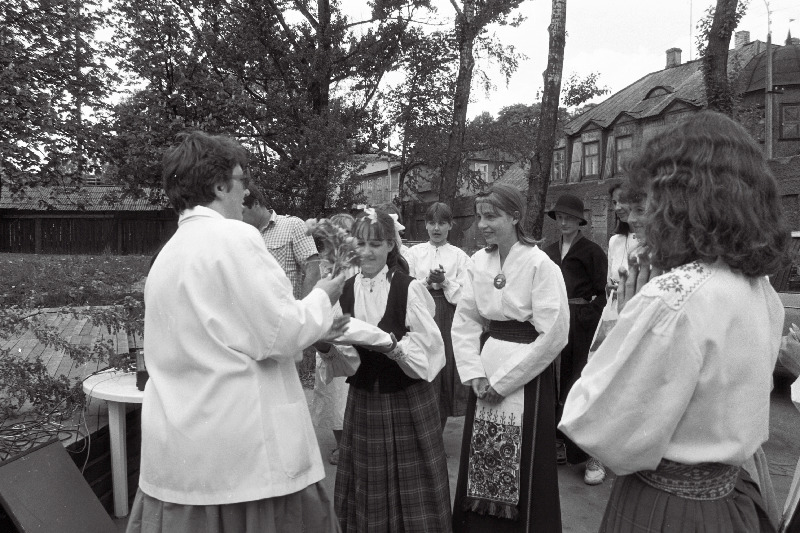 Kultuuripäevad. "Rubiini" ees tantsivad tütarlapsed, Berliini rahvatantsijad.