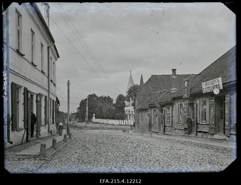 Kauba tänava algus vaatega Tallinna ja Riia/Vaksali tänava poole, paremal N. Hoffi mütsitöökoda ning Rubin Eitelbergi kulla- ja hõbedakauplus.