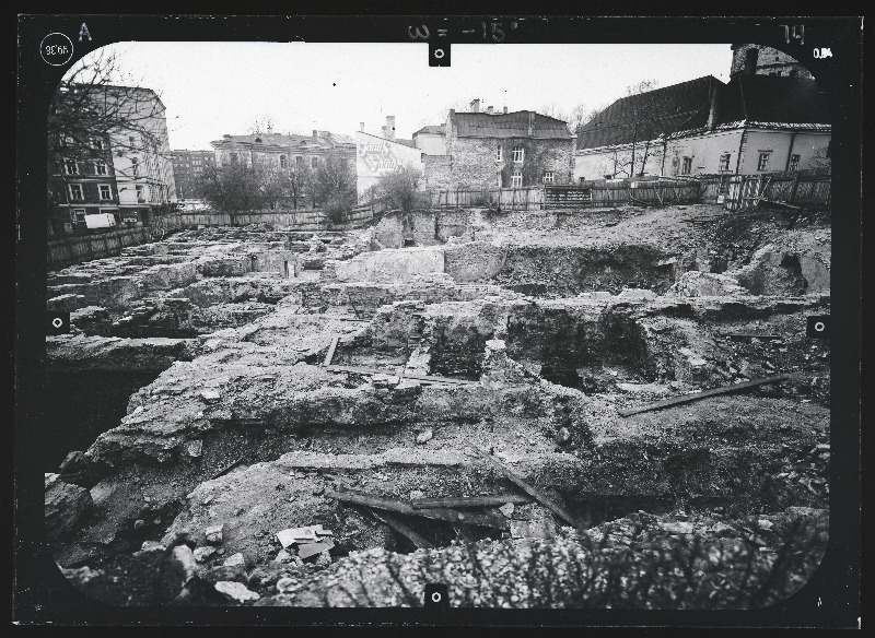 Tallinn. Kvartal nr 37. Ehitusarheoloogia. Harju tänava stereofotogramm-meetriline mõõdistamine.