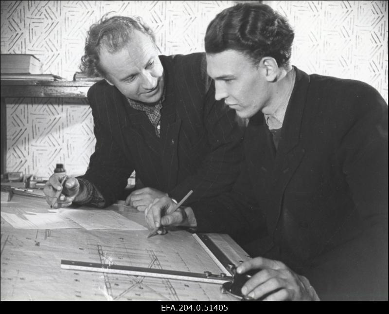 Aseri Keraamikatehase insener konstruktor A. Meisel juhendab noort elektrikut ratsionaliseerijat S. Vastissot.