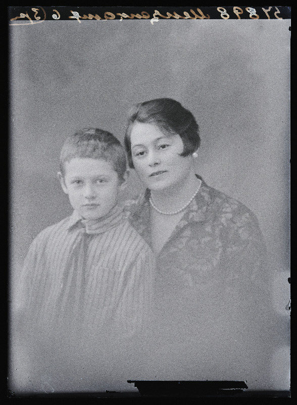 Anna von Mensenkampff ja poeg Leo von Mensenkampff.