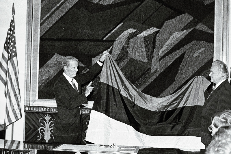 USA riigisekretär James Baker Tallinnas. James Baker ja A. Rüütel Eesti lipuga.