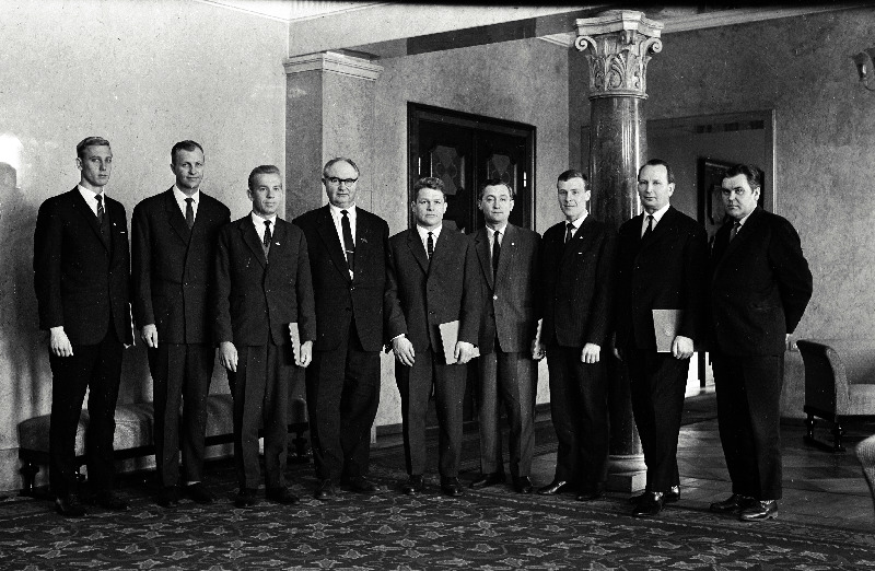Eesti NSV Ülemnõukogu Presiidiumi poolt autasustatud töötajad J. Rebane,   Z. Poslavski, J. Roots, L. Sestverk, V. Zelentsov, R. Tölp, A. Väravas, vasakult 4. Eesti NSV Ülemnõukogu Presiidiumi esimees Aleksei Müürisepp.