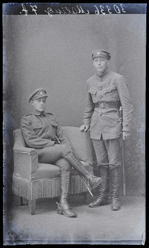 Kaks sõjaväelast, (foto tellija Maling).