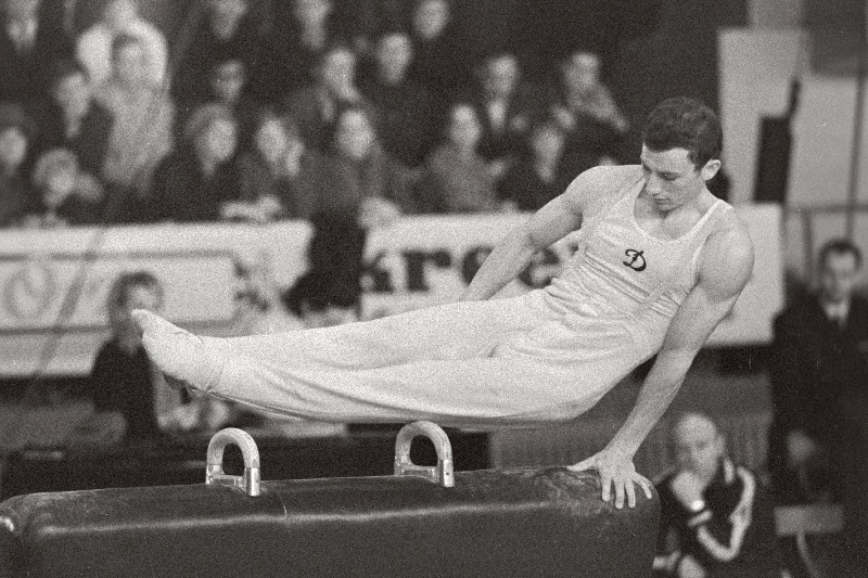 Sportvõimleja Eduard Lokk sooritamas harjutusi hobusel.