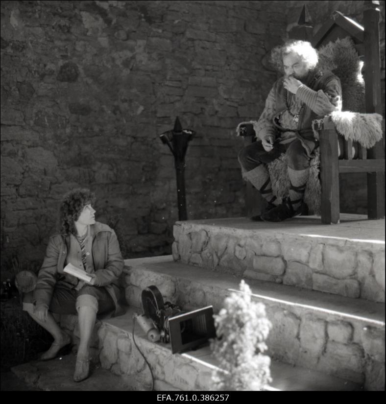 Filmi "Karoliine hõbelõng" filmimine. Rein Aren kuninga osas. Režissöör ja stsenarist Helle Murdmaa.