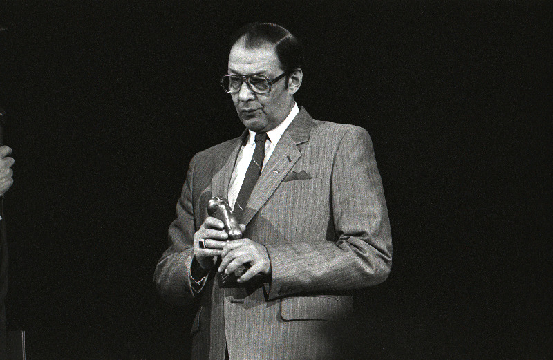 Vanalinna stuudio kunstiline juht Eino Baskin oma kõrgeima huumoripreemiaga Meie Matsiga (auhind elutöö eest huumori, satiiri ja komöödia vallas).