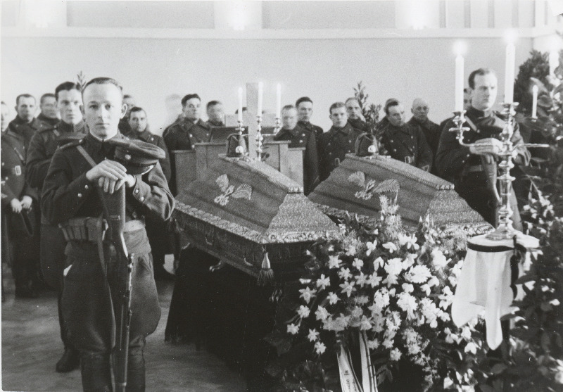 Venelaste poolt mahalastud piirivalvurite matusetalitus teatri Vanemuine saalis.