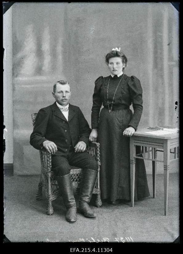 Ristikiwi (Ristikivi) naisega.