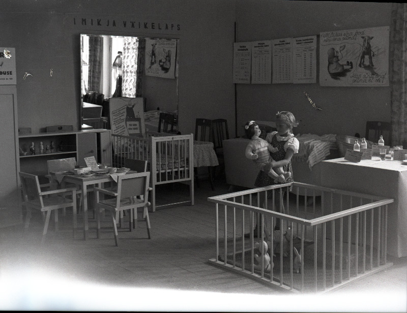 Imiku ja väikelapse hooldamist tutvustav ekspositsioon Naiskodukaitse I ülemaaliste suvepäevade ajal Viljandi Koidu seltsi saalis korraldatud näitusel.