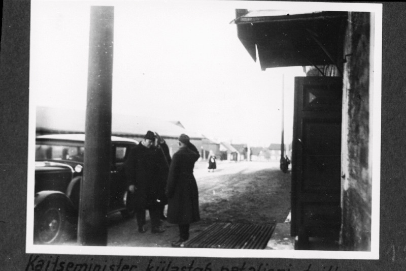 Eesti Vabariigi Scoutspataljoni ülem kolonelleitnant E. Jürmann toitluskatsete puhul pataljoni külastama saabunud kaitseminister A. Keremit tervitamas.