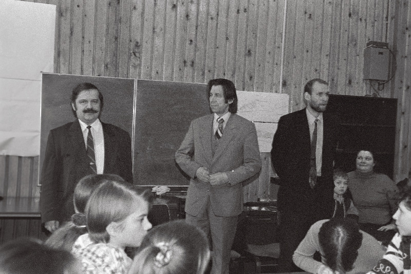 Kultuuriminister Peeter Olesk (vasakult) ja luuletaja Hardo Runnel Viljandi Maavalitsuse kultuuriosakonnas. Paremal Viljandi maavanem Helir-Valdor Seeder.