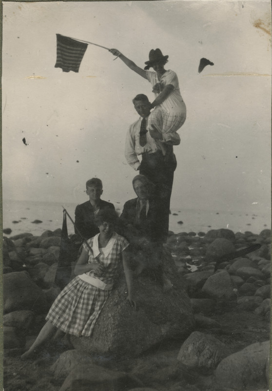 Eesti üliõpilaste seltsi "Veljesto" suvepäevad Kunda rannas. Viis noort rannakividel