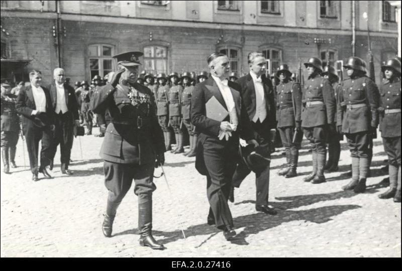 Saksa saadik Reinebeck Eesti Vabariigi presidendile volitusi esitama minemas.
