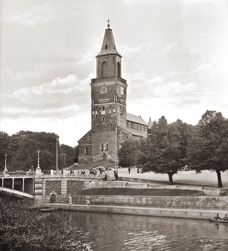 Tuomiokirkko, Tuomiokirkkotori, Tuomiokirkkosilta ja Aurajoki Vähätorilta kuvattuna; ulkokuva