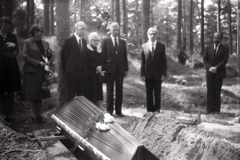 Diplomaadi ja tõlkija Georg Meri matus Metsakalmistul; vasakult 3. poeg kirjanik Lennart Meri.