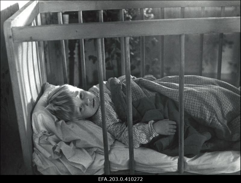 Stseen Tallinnfilmi mängufilmist "Tuulte pesa". Indrek Korb perepoja rollis.