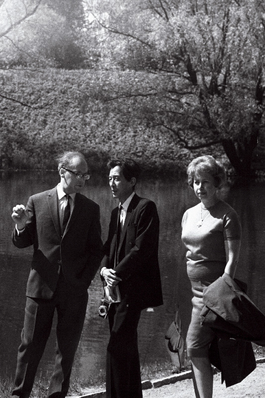 Kirjanik ja tõlkija Lennart Meri (vasakul) jaapanlasega vestlemas.