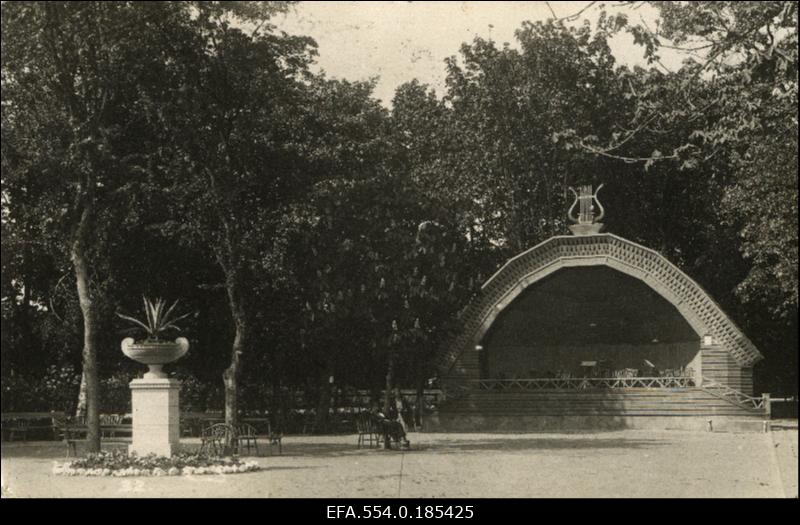 Kuressaare pargi kõlakoda.