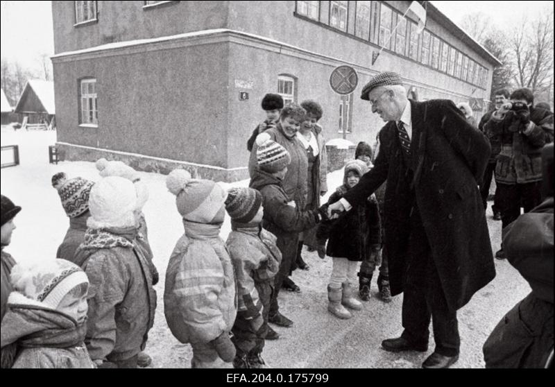 President Lennart Meri Palamusel laste keskel.