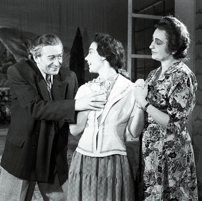 Stseen M. Baratašvili komöödiast Ritsikas. Vasakult: Irakli Namoradze, professor - kirurg - Valdeko Ratassepp, Marine Peradze, hüüdnimega Ritsikas - Linda Rummo, Jelene - Aino Talvi.