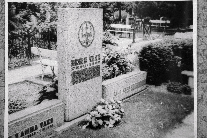 Näitleja ja näitejuhi Heino Vaksi haud Raadi kalmistul.