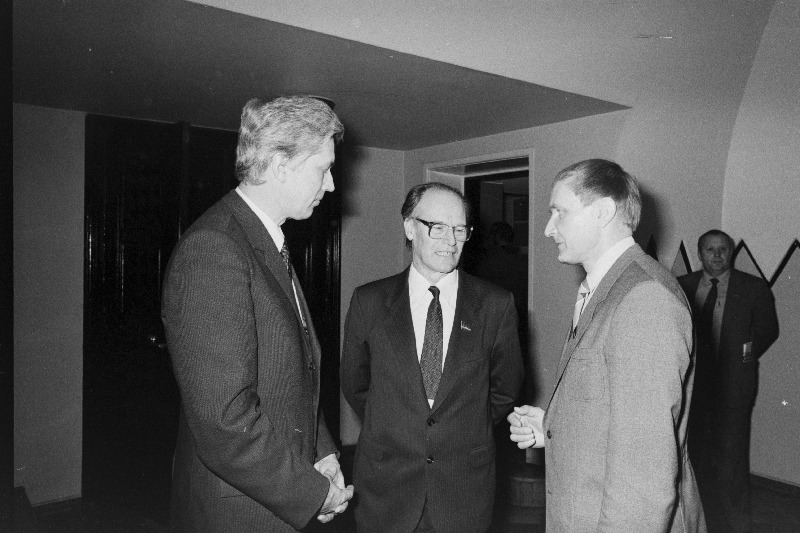 Eesti NSV Ülemnõukogu XI koosseisu IV istungjärgu vaheajal vestlevad Tallinna Riikliku Konservatooriumi rektor Venno Laul, Eesti NSV Riikliku Kunstiinstituudi rektor Jaan Vares ja kirjanik Arvi Siig.