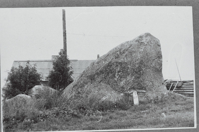 Riikliku kaitse all olev rändrahn “Kokakivi” Manilaiul.