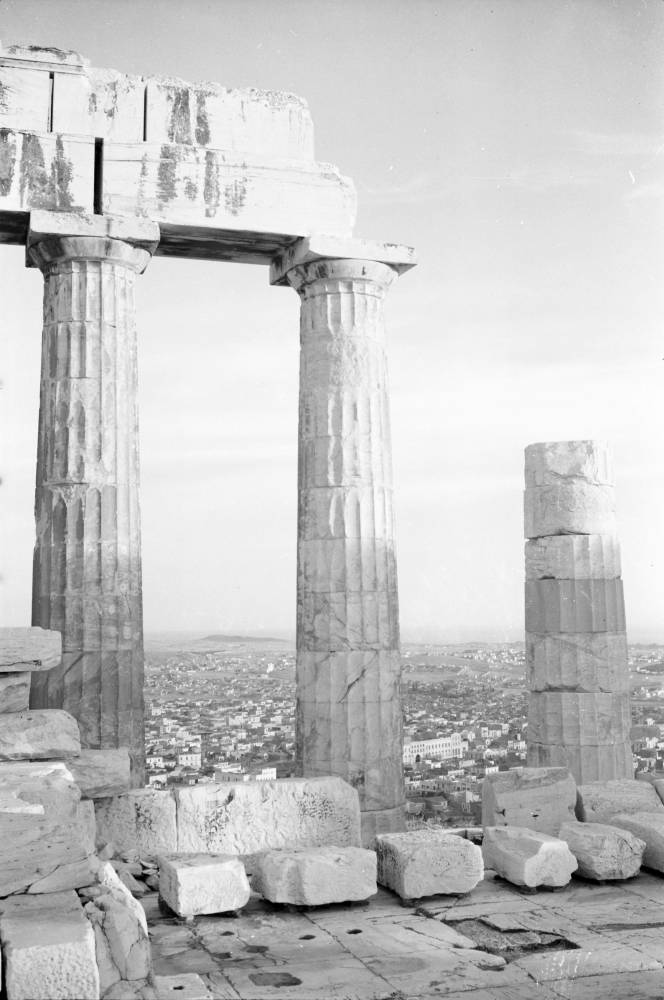 Athen: Akropolis, Säulen des Parthenon, Hintergrund Stadt und Meer -