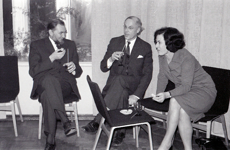 Vasakult: helilooja Veljo Tormis, kirjanik Lennart Meri ja luuletaja Debora Vaarandi ajalehe Sirp ja Vasar laureaatide õhtul Ajakirjanike Liidu saalis.