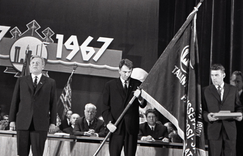 Eesti NSV Ülemnõukogu Presiidiumi esimehe asetäitja Aleksander Ansberg Tallinna Laevastiku Ohvitseride Majas toimunud V.Kingissepa nimelise Tallinna Tselluloosi- ja Paberikombinaadi 300- aastase juubeli ja Tööpunalipu ordeniga autasustamise pidulikul koosolekul kõnelemas.